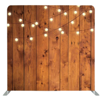 Holzwand mit Lichterkette